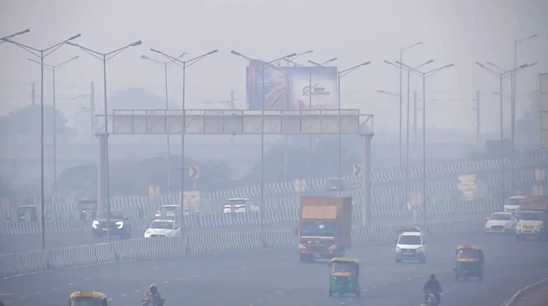 Vehicles commute through dense smog at NH-9 New Delhi | Photo: ANI