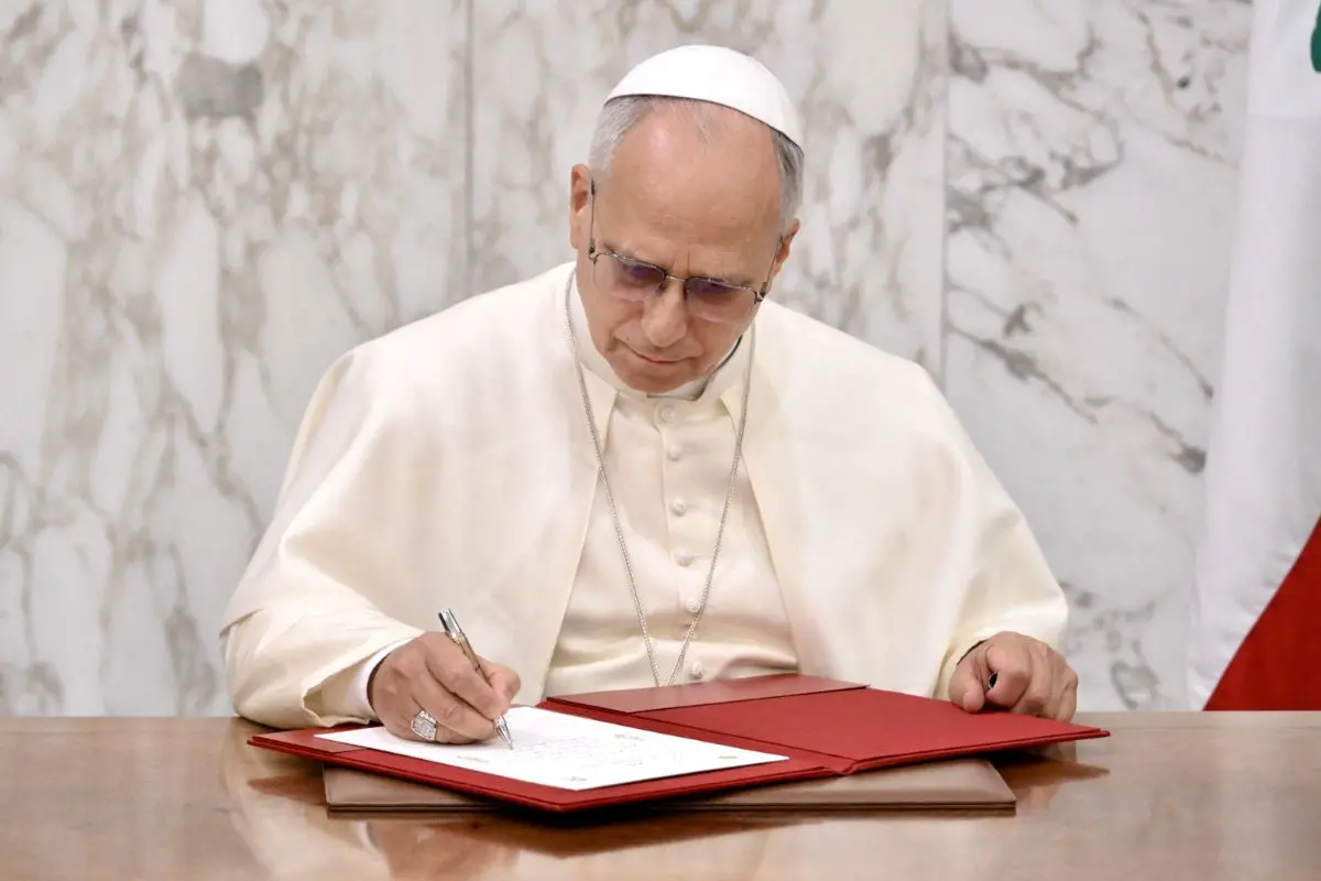 Pope Leo XIV writes in the guest book at the end of his courtesy visit to Lebanon's President Joseph Aoun at the presidential palace in Baabda, east of the capital Beirut | Photo: AFP