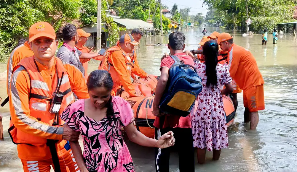 ഓപ്പറേഷൻ സാഗര് ബന്ധുവിന്റെ ഭാഗമായി പുത്തലത്ത് കുടുങ്ങിക്കിടക്കുന്ന ആളുകളെ രക്ഷപ്പെടുത്തുന്ന ദേശീയ ദുരന്ത നിവാരണസേന