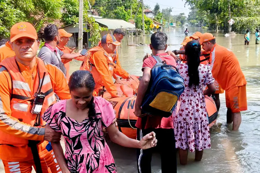 പ്രളയം: ശ്രീലങ്കയിൽ മരണം 390; സഹായം തുടരുമെന്ന് മോദിയുടെ വാഗ്ദാനം