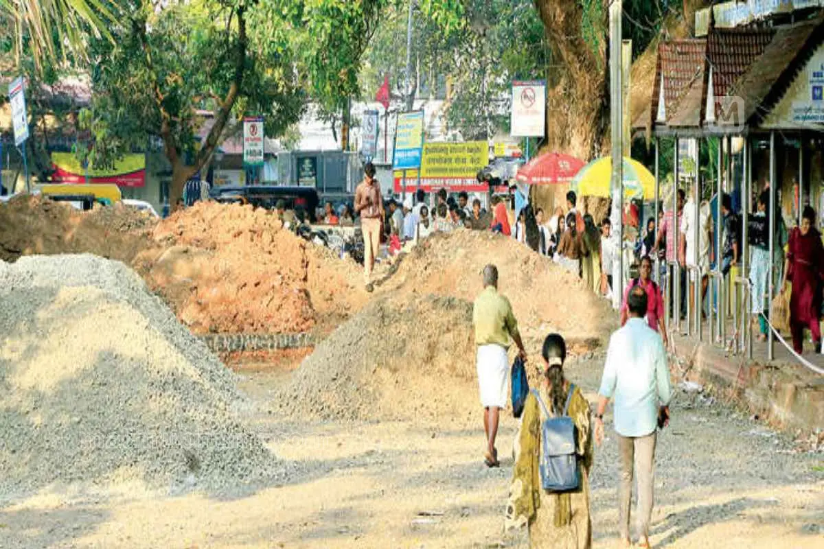 അറ്റകുറ്റപ്പണിക്കായി ഒരുക്കിയ എൽഐസി റോഡ്