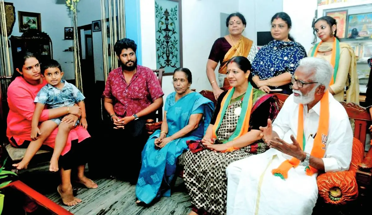 തിരഞ്ഞെടുപ്പ് പ്രചാരണണത്തിന്റെ ഭാഗമായി സ്ഥാനാര്ഥി ഇന്ദിരാ കൃഷ്ണനൊപ്പം കുതിരവട്ടം വാര്ഡിലെ വീട്ടിലെത്തിയ കുമ്മനം രാജശേഖരൻ