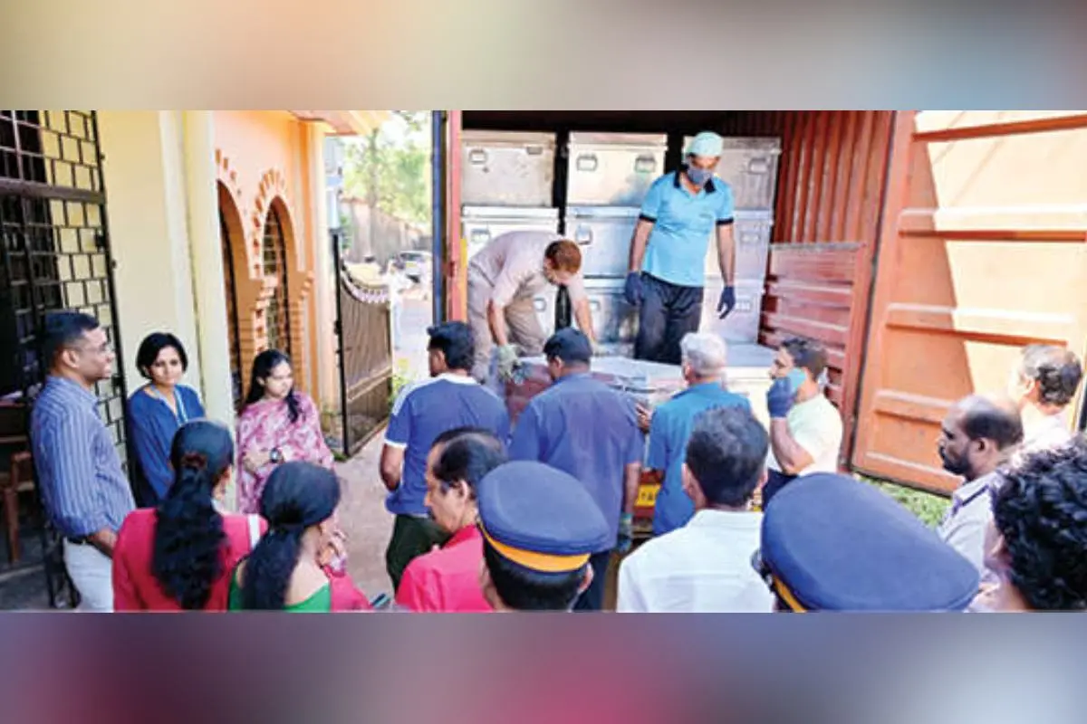 തദ്ദേശസ്വയംഭരണ തിരഞ്ഞെടുപ്പിനുള്ള ഇലക്‌ട്രോണിക് വോട്ടിങ് മെഷീൻ കണ്ണൂരിലെ ഗോഡൗണിൽനിന്ന്‌ കളക്ടർ അരുൺ കെ. വിജയൻ, പൊതുനിരീക്ഷക ആർ. കീർത്തി എന്നിവരുടെ സാന്നിധ്യത്തിൽ കൈമാറുന്നു