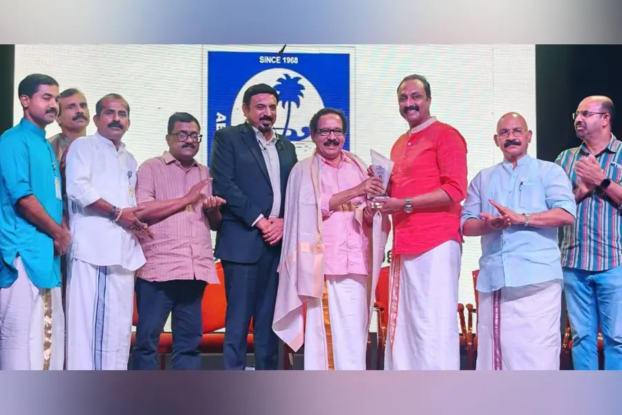 എഴുത്തുകാര്‍ സ്‌നേഹത്തിന്റെ സന്ദേശവാഹകര്‍ - ആലങ്കോട് ലീലാകൃഷ്ണന്‍