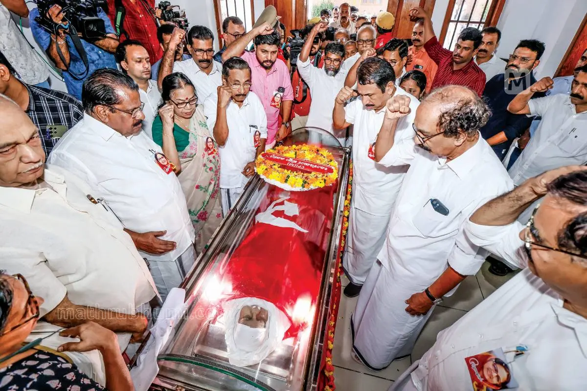 സിപിഎം ജില്ലാകമ്മിറ്റി ഓഫീസിൽ എത്തിച്ച മൃതദേഹത്തിന് മുൻപിൽ അന്ത്യോപചാരം അർപ്പിക്കുന്ന കെ.കെ. ലതിക, എളമരം കരീം, ഇ.പി. ജയരാജൻ, പി.കെ. ശ്രീമതി, പി. മോഹനൻ, വി. വസീഫ്, എം. ഗിരീഷ്, കെ.എം. സച്ചിൻദേവ് എംഎൽഎ, പി.ടി.എ. റഹീം എംഎൽഎ, എം. മെഹബൂബ്, കുഞ്ഞഹമ്മദ് കുട്ടി എംഎൽഎ, ടി.പി. കൃഷ്ണൻ എന്നിവർ
