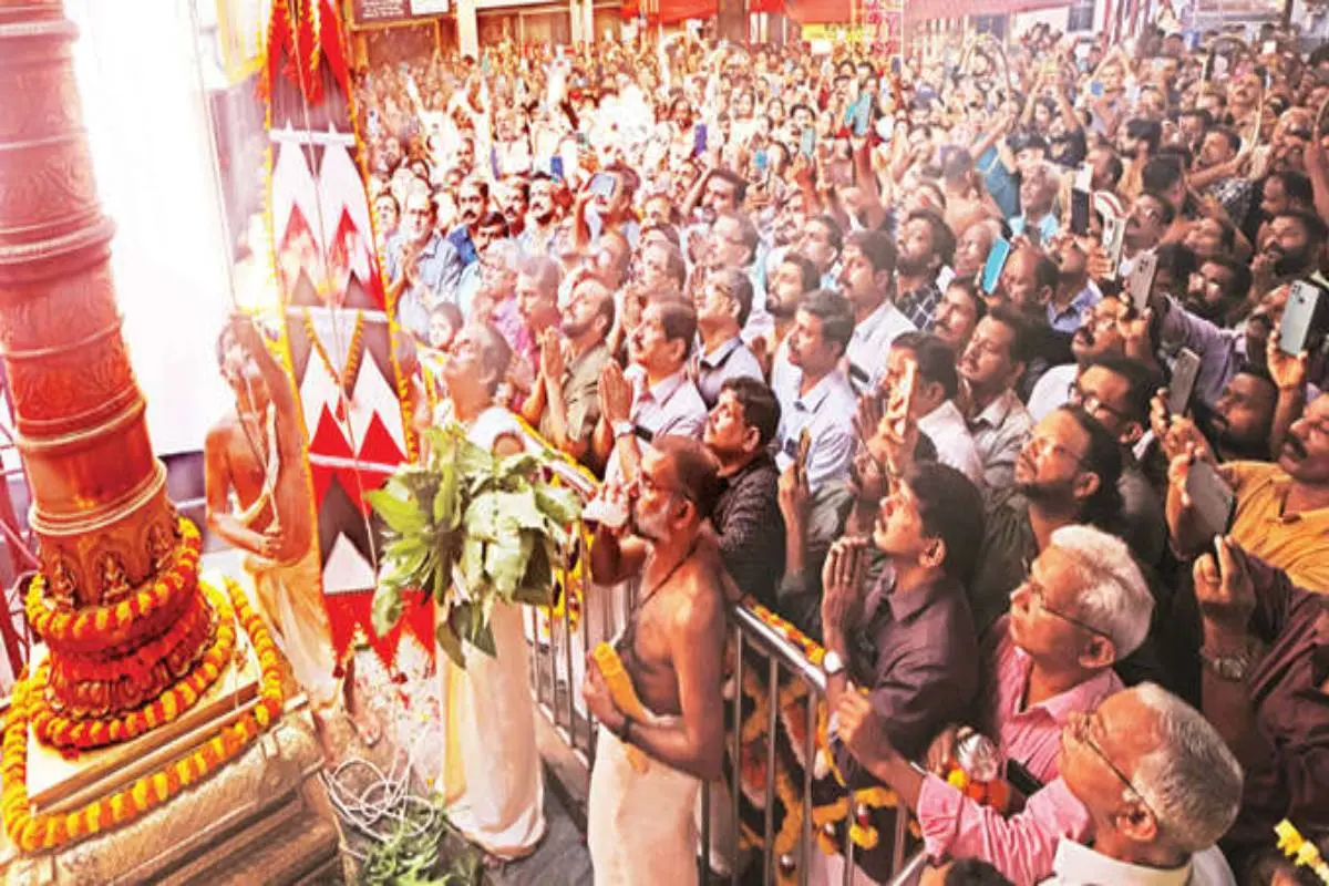 പറശ്ശിനിക്കടവ് മുത്തപ്പൻ മടപ്പുരയിലെ ഉത്സവത്തിന് തന്ത്രി മാടമന നാരായണൻ നമ്പൂതിരി കൊടിയേറ്റുന്നു | ഫോട്ടോ: സി.സുനിൽ കുമാർ