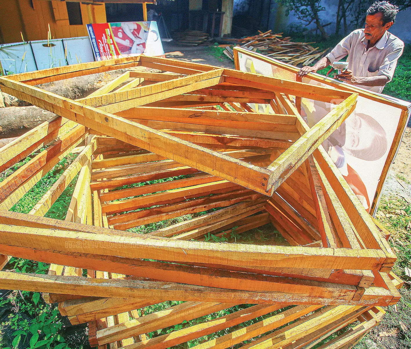 ത്രിതല പഞ്ചായത്ത് തിരഞ്ഞെടുപ്പിൽ സ്ഥാനാർത്ഥികൾക്കായി തടിമില്ലിൽ പ്രചരണ ബോർഡുകൾ തയ്യാറാക്കുന്നു | ഫോട്ടോ: മാതൃഭൂമി