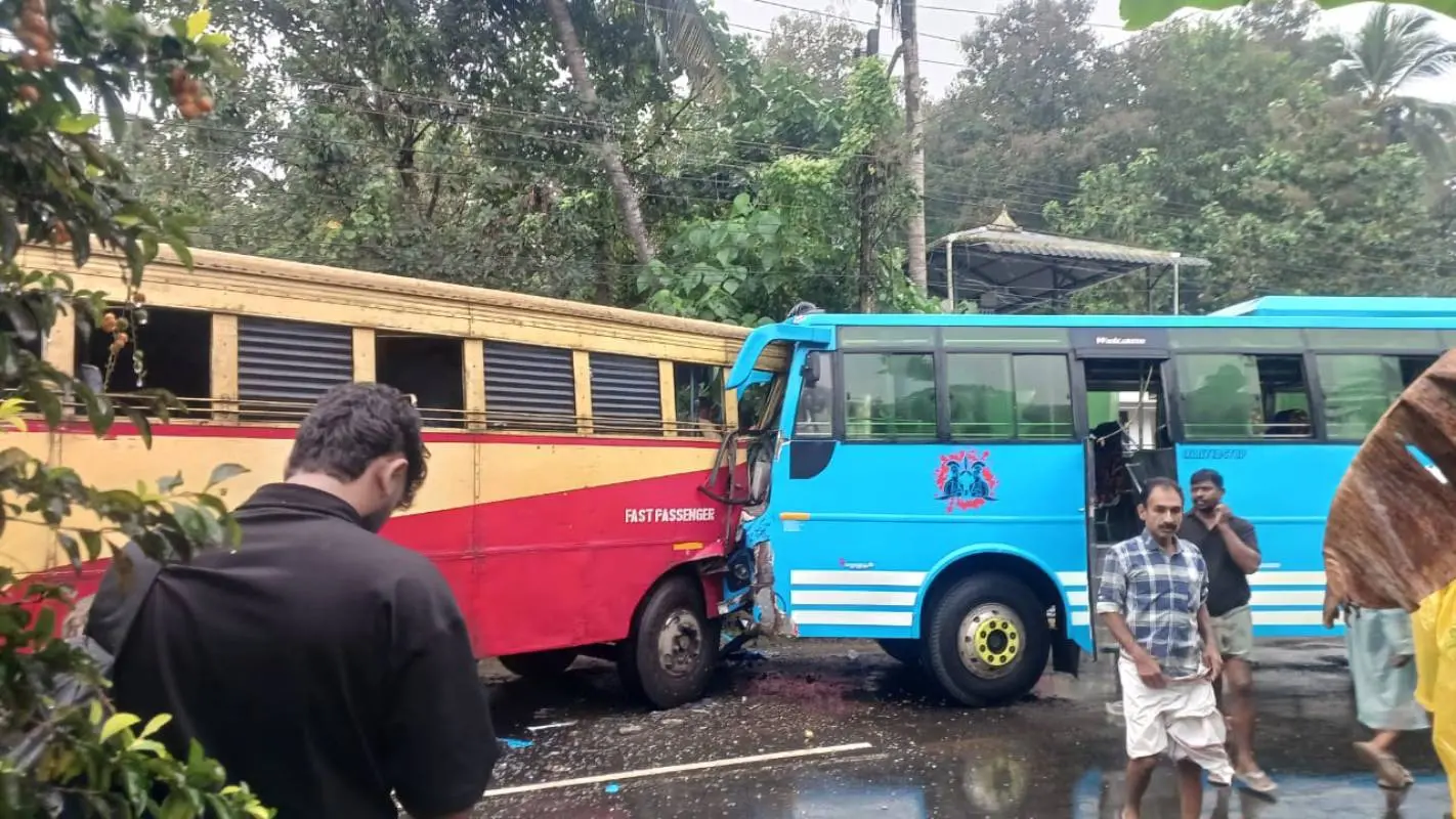 ചേലക്കരയിൽ കൂട്ടിയിടിച്ച കെഎസ്ആർടിസി ബസ്സും സ്വകാര്യബസ്സും