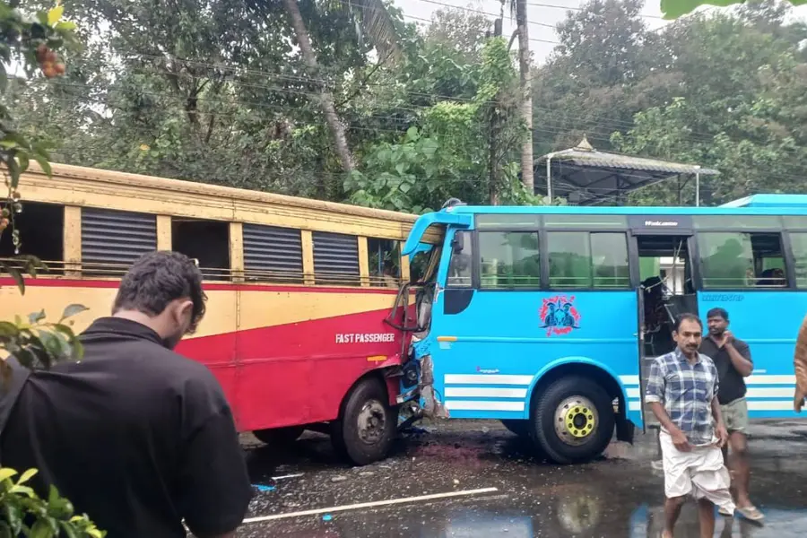 കെഎസ്ആർടിസി ബസ്സും സ്വകാര്യബസ്സും കൂട്ടിയിടിച്ച് അപകടം; യാത്രക്കാർക്ക് പരിക്ക്