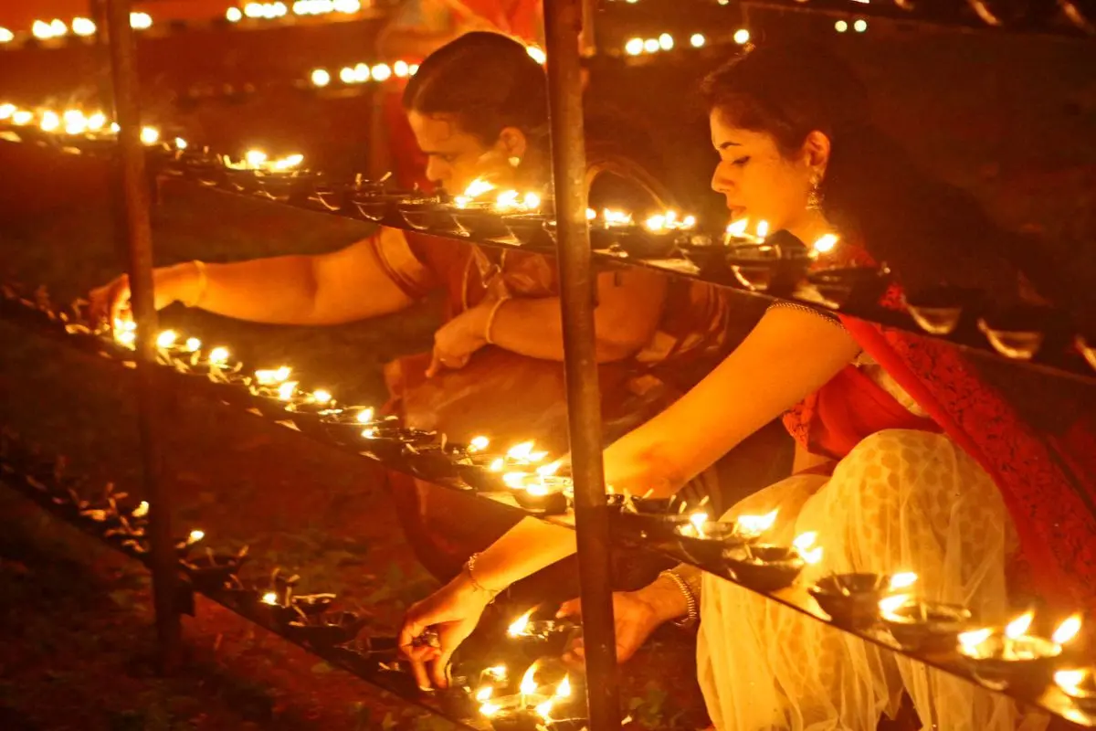 Women lighting the lamps |Photo: Ridhin Damu, Mathrubhumi