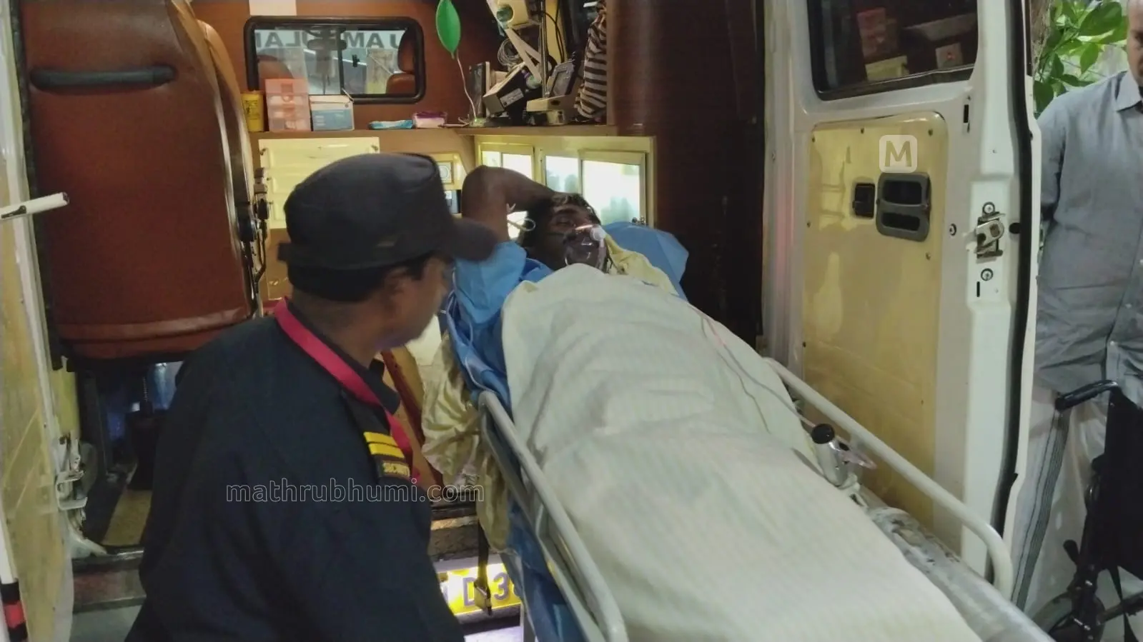 കാട്ടുപോത്തിന്റെ ആക്രമണത്തിൽ പരിക്കേറ്റ വൈരമുത്തുവിനെ ആശുപത്രിയിലേക്ക് മാറ്റുന്നു