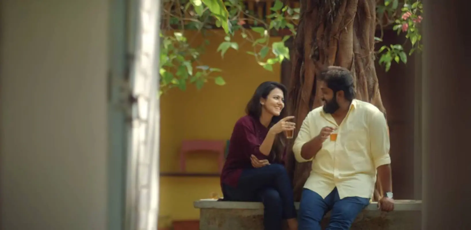 ധ്യാൻ ശ്രീനിവാസൻ, ഇന്ദ്രൻസ്, അപര്ണ്ണ ദാസ് എന്നിവര് 'ഡിയര് ജോയി'യിലെ ഗാനരംഗത്തില്.