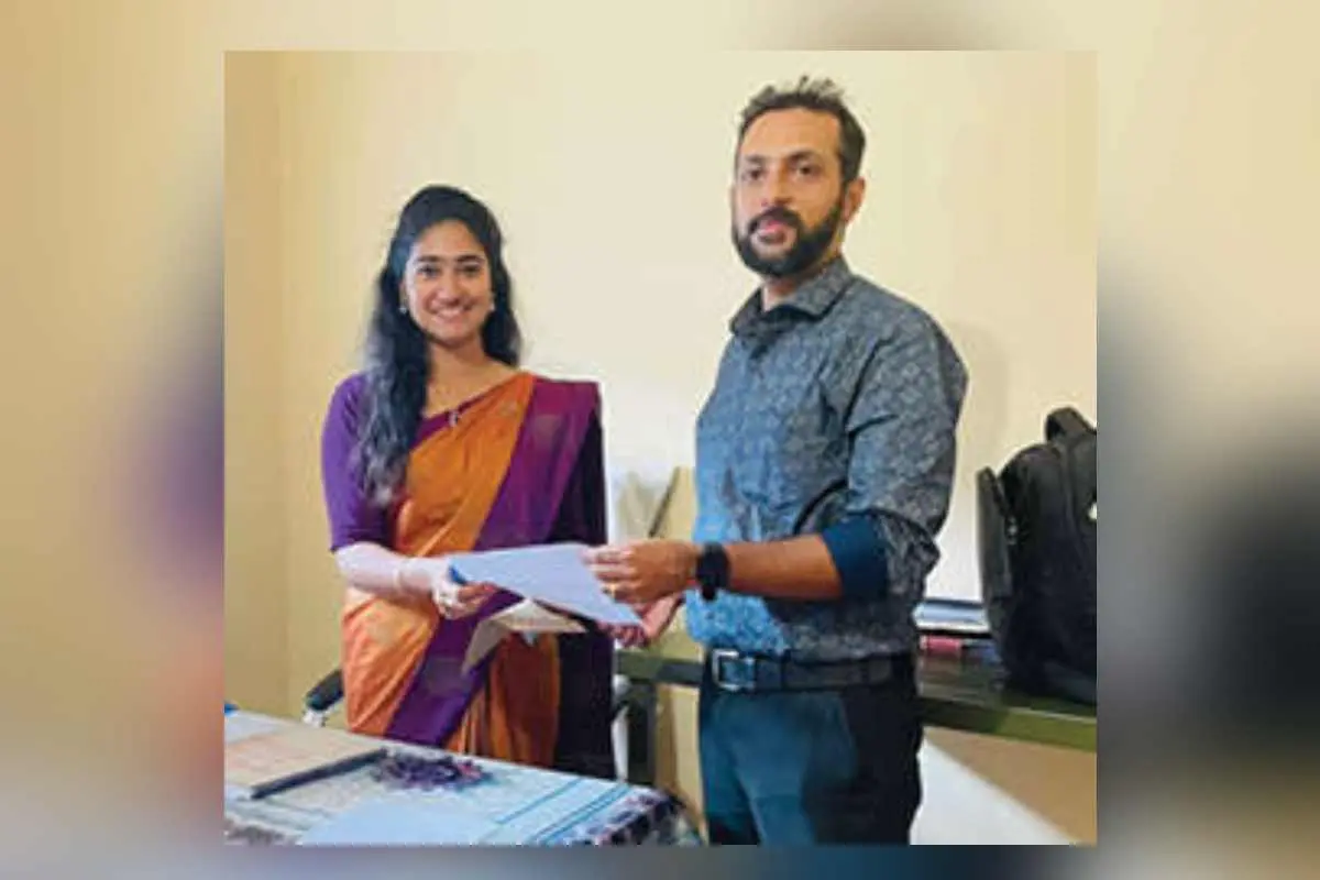 ഇരിയണ്ണി ആയുർവേദ ഡിസ്പെൻസറിയിൽ പിഎസ്സി വഴി ഡോക്ടറായി നിയമനംലഭിച്ച ജസ്നി വി. ജോസ് ഡിസ്പെൻസറിയുടെ ചുമതലയുണ്ടായിരുന്ന ഭർത്താവ് ഡോ. എൽദോ പോളിൽനിന്ന് ചുമതല ഏറ്റെടുക്കുന്നു