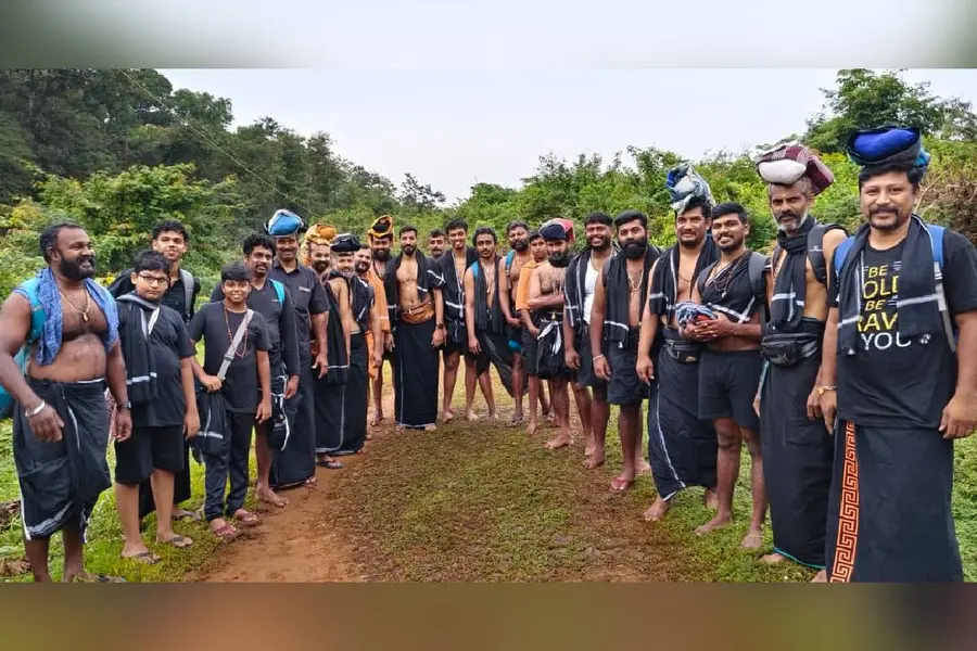 ഉള്ളുനിറയ്ക്കുന്ന കാനനപാത; അയ്യപ്പൻ്റെ പൂങ്കാവനത്തിലൂടെ മലകയറ്റം