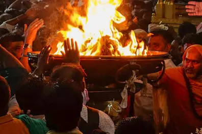 Karthigai Deepam 2025: Giant ghee lamp illuminates Thiruvannamalai hill amid heavy rain | VIDEO