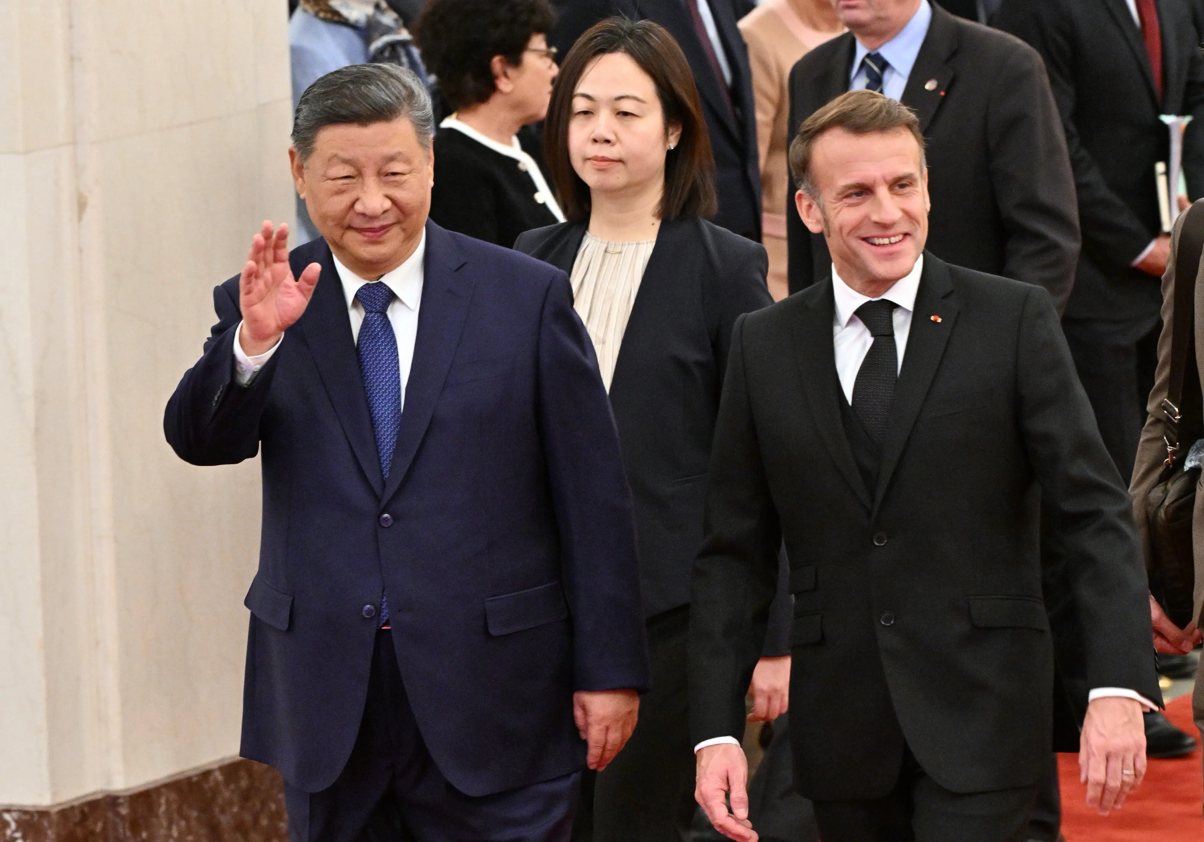 France's President Emmanuel Macron (right) and China's President Xi Jinping (left) walk during a state visit at the Great Hall of the People in Beijing | Photo: AP