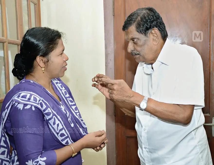 പുറപ്പുഴയിലെ വീട്ടിൽ തന്നെ കാണാനെത്തിയ സ്ഥാനാർഥിക്കൊപ്പം പാട്ടുപാടുന്ന പി.ജെ. ജോസഫ് |ഫോട്ടോ: അജേഷ് ഇടവെട്ടി