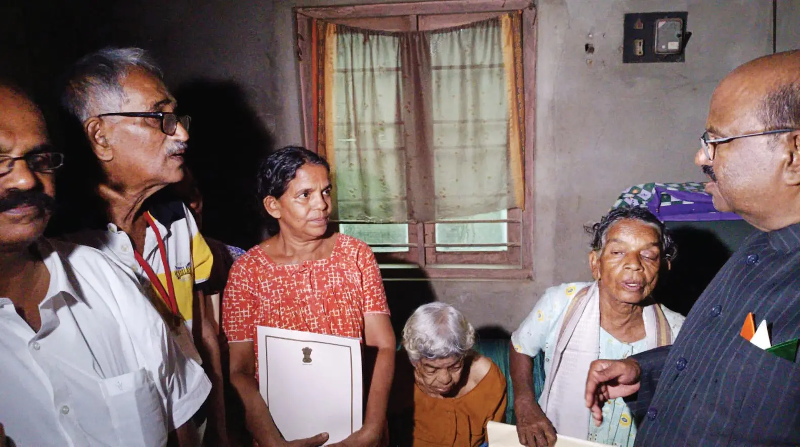 പശ്ചിമബംഗാൾ ഗവർണർ സി.വി. ആനന്ദബോസ്, ഭവാനിയുടെയും മക്കളുടെയും വീട്ടിലെത്തിയപ്പോൾ
