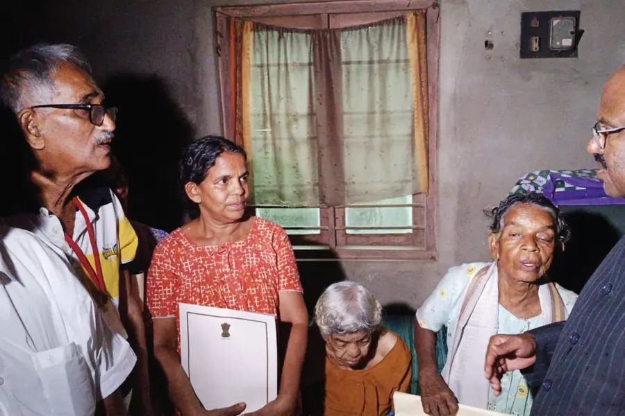 അതിജീവനത്തിനായുള്ള ആടുജീവിതം; 91-കാരിക്കും മക്കൾക്കും സഹായഹസ്തവുമായി പശ്ചിമബംഗാൾ ഗവർണർ ആനന്ദബോസ്