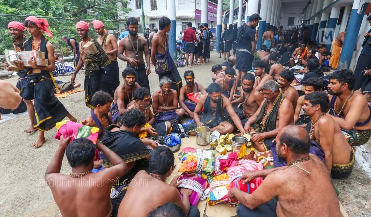 ശബരിമലയിൽ നിന്നുള്ള ദൃശ്യം | ഫോട്ടോ: സുധീർമോഹൻ / മാതൃഭൂമി