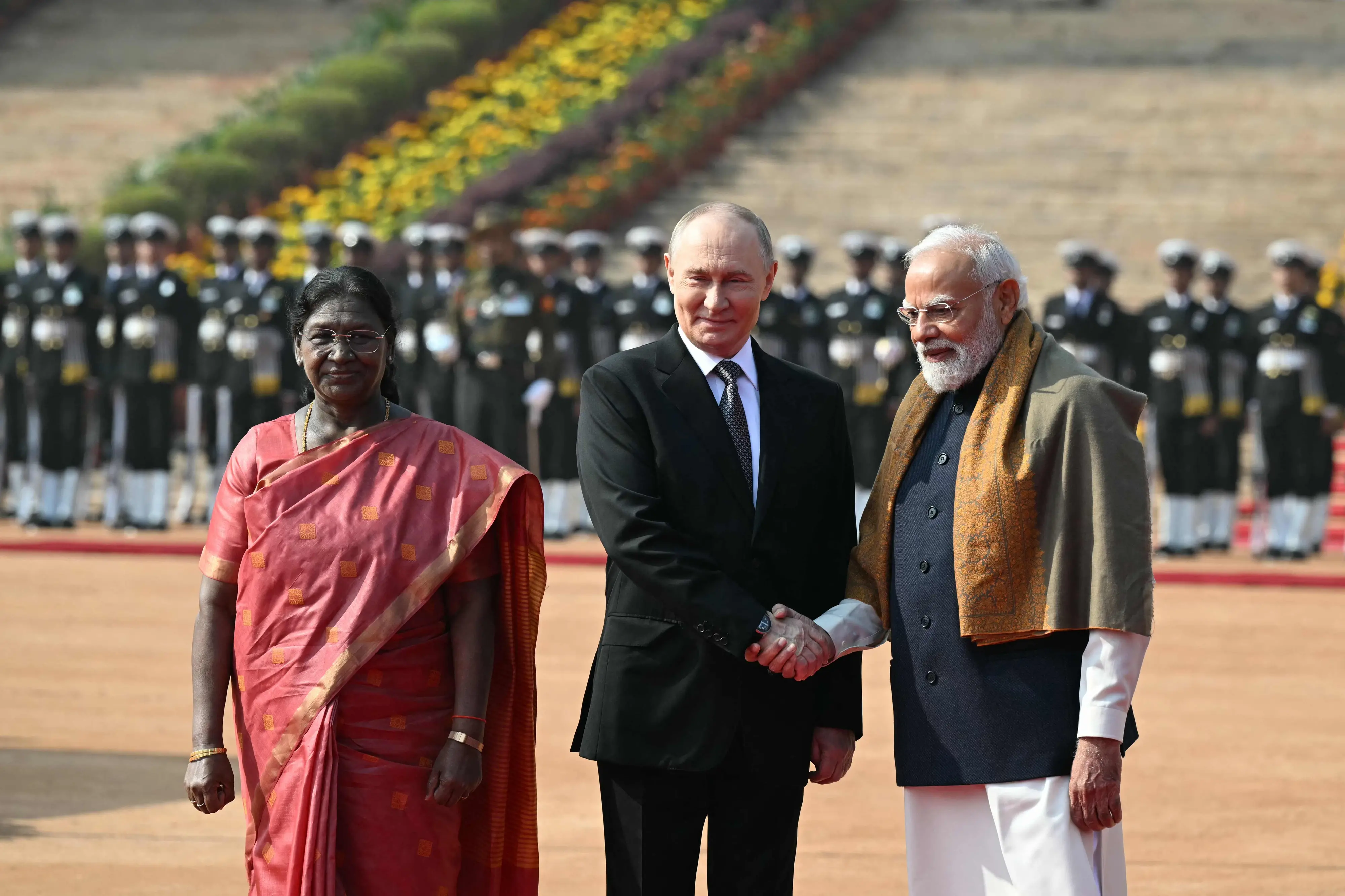 Russia's President Vladimir Putin (C) shakes hands with India's Prime Minister Narendra Modi (R) as his Indian counterpart Droupadi Murmu gestures during his ceremonial reception at India's presidential palace, Rashtrapati Bhavan, in New Delhi on December 5, 2025.| Photo: AFP
