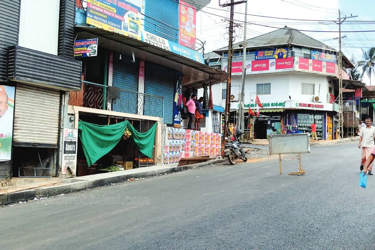 മൂന്ന് ഗ്രാമപ്പഞ്ചായത്തുകളിലായി വിഭജിച്ചുകിടക്കുന്ന നടവയൽ ജങ്ഷനിൽ സ്ഥാപിച്ച പ്രചാരണ ബോര്‍ഡുകൾ.|Photo: Mathrubhumi