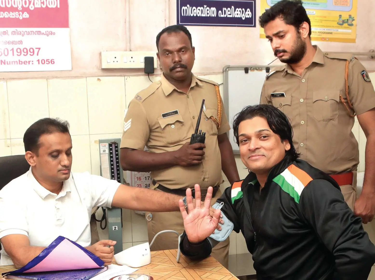 • അറസ്റ്റിലായ രാഹുൽ ഈശ്വറിനെ പോലീസ് ഞായറാഴ്ച രാത്രി തിരുവനന്തപുരം ജനറൽ ആശുപത്രിയിൽ വൈദ്യപരിശോധനയ്ക്ക് എത്തിച്ചപ്പോൾ