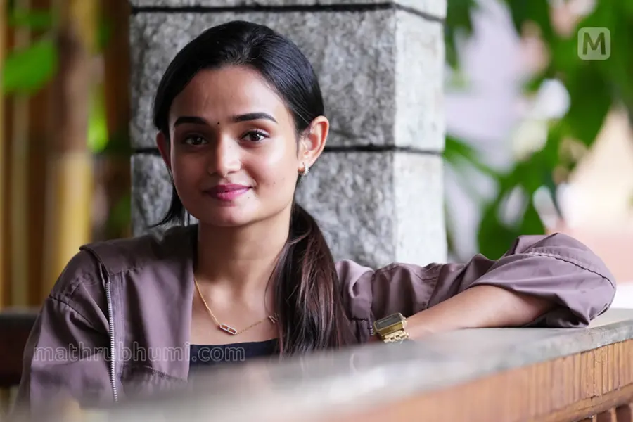 Actress Meenakshi gives a strong opinion against political parties choosing election candidates based on caste, religion, and community