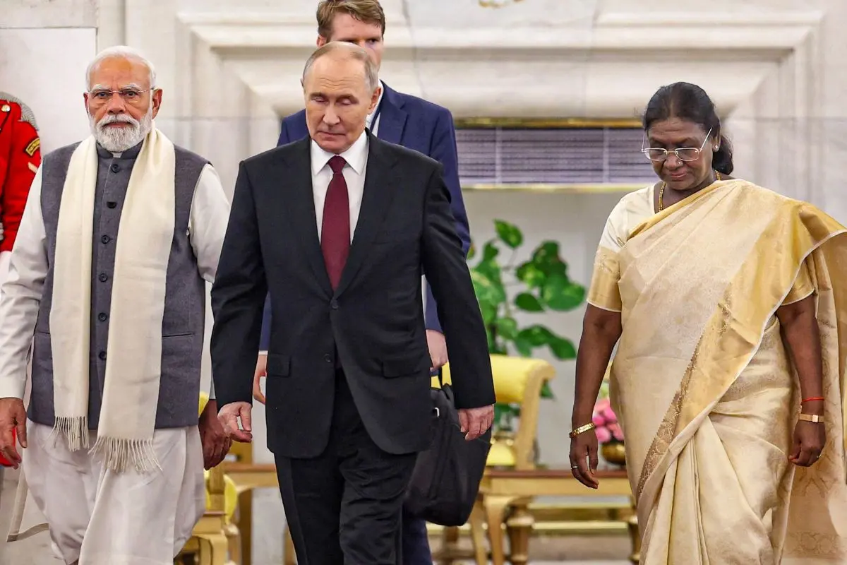 President Droupadi Murmu, Russian President Vladimir Putin and Prime Minister Narendra Modi during a state banquet at Rashtrapati Bhavan in New Delhi. | Photo: PTI