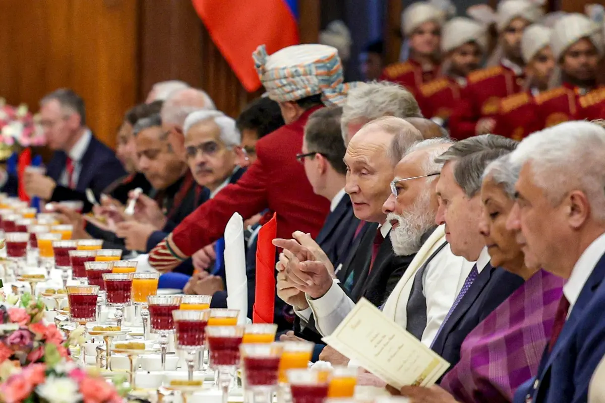 Prime Minister Narendra Modi in a conversation with Russian President Vladimir Putin during a state banquet at Rashtrapati Bhavan | Photo: PTI