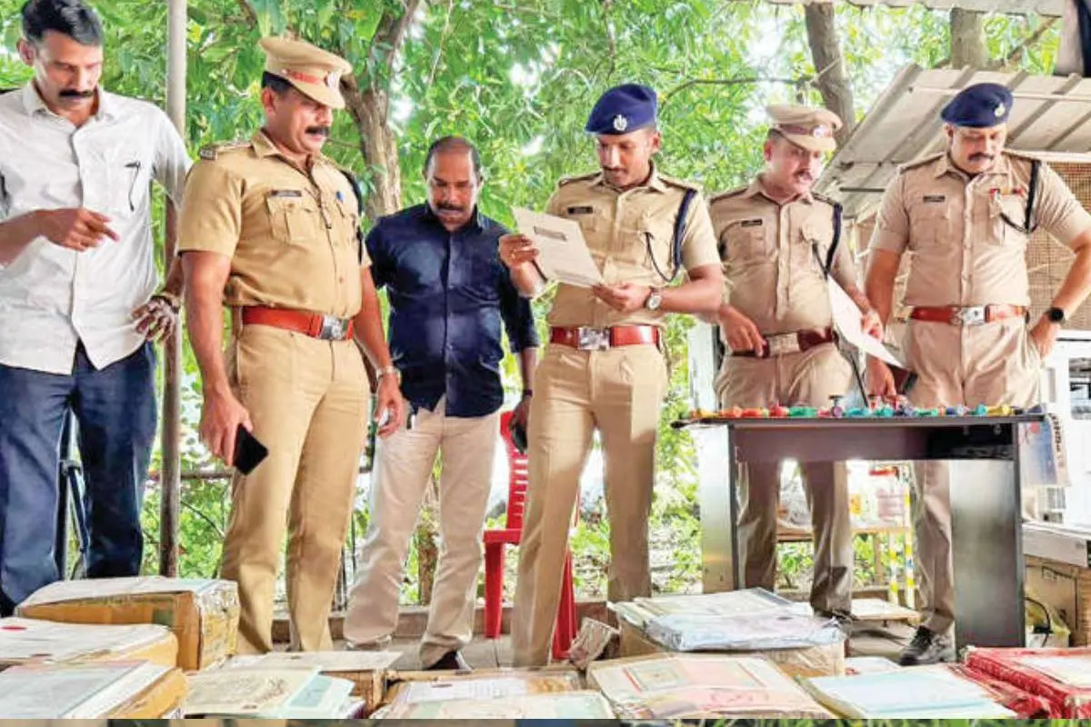 പിടിച്ചെടുത്ത വ്യാജ സർട്ടിഫിക്കറ്റുകൾ ജില്ലാ പോലീസ് മേധാവി ആർ. വിശ്വനാഥ് പരിശോധിക്കുന്നു