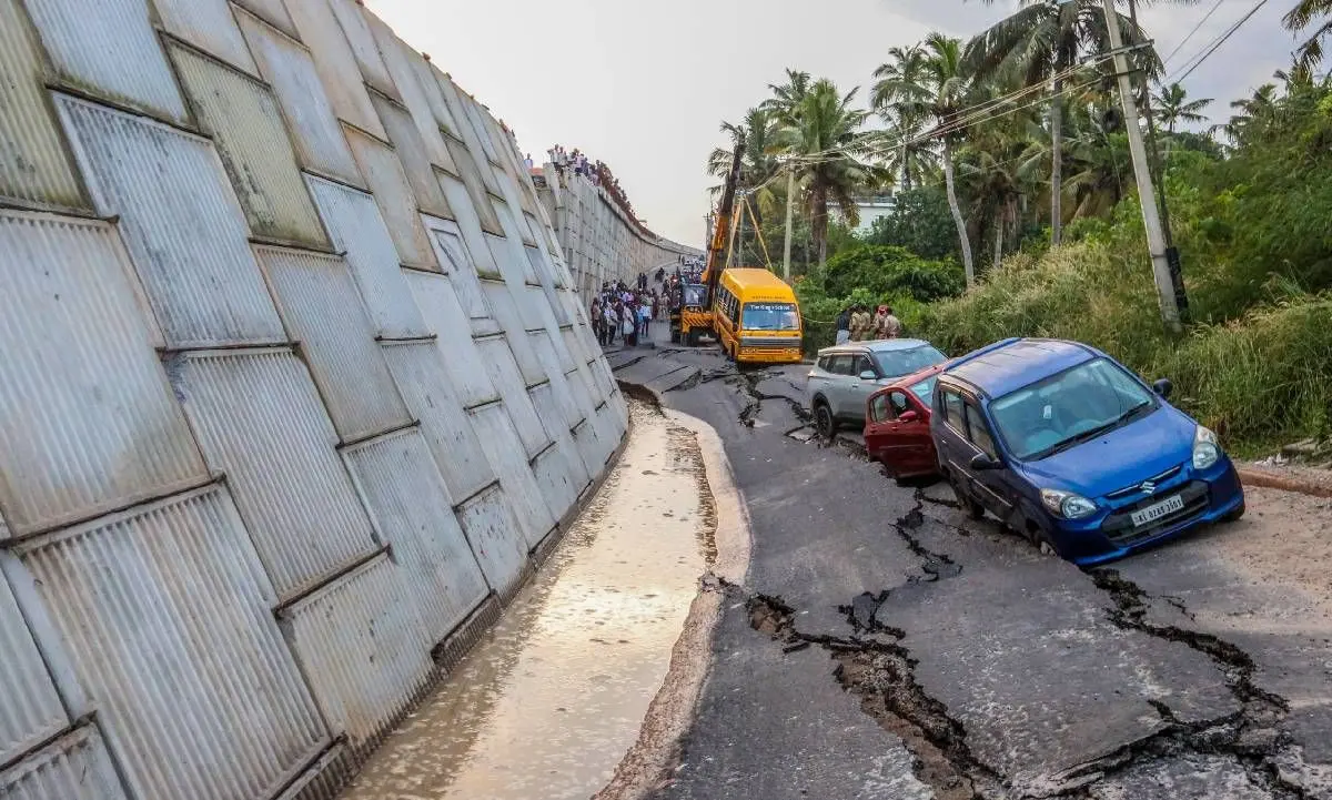 A school bus and other vehicles were trapped on the service road after the protective wall of the Kottiyam-Mylakkadu national highway gave way. | Photo: MBI
