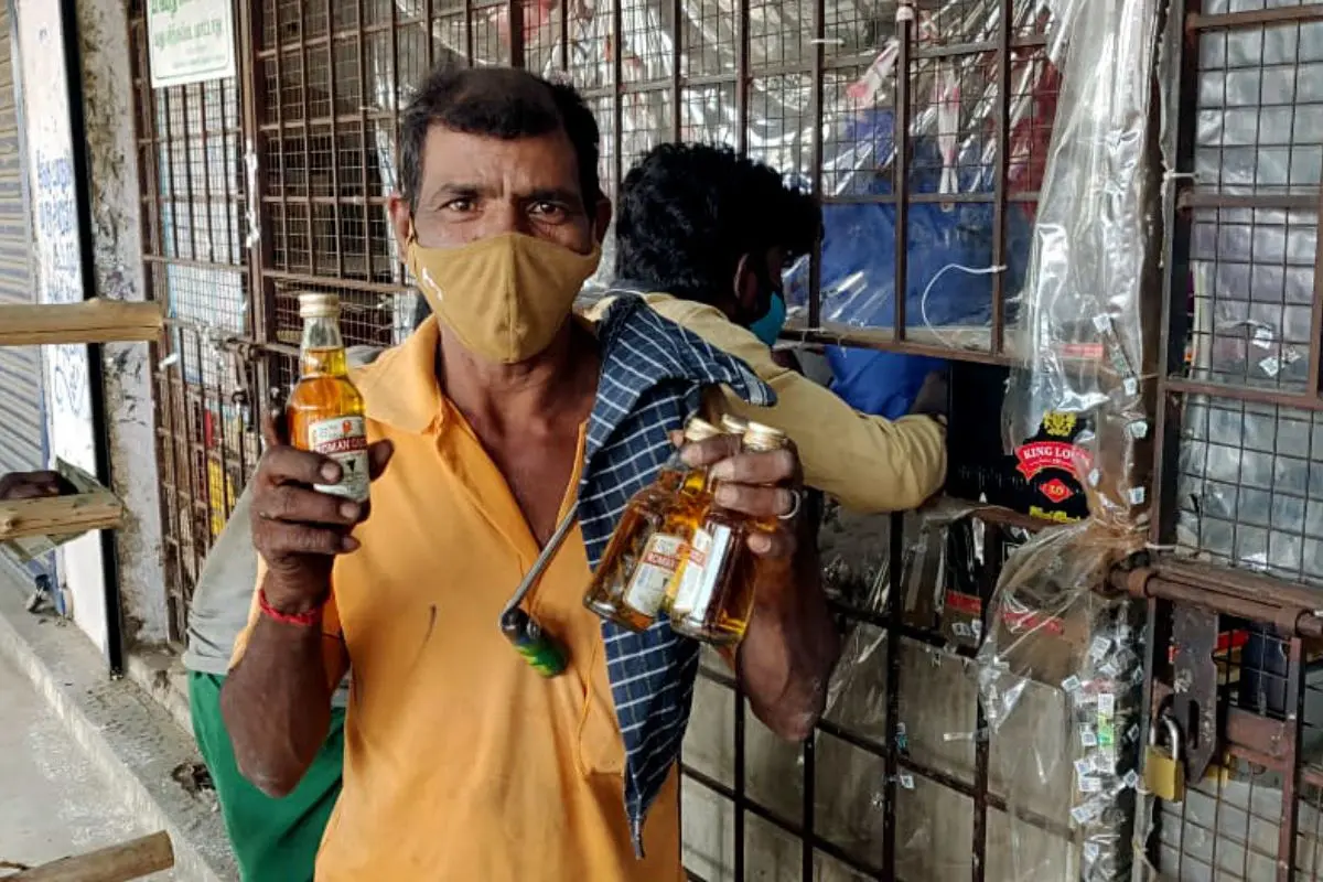 Villagers discreetly buy alcohol from roadside shops, a sight increasingly common as illegal belt outlets surge ahead of the local body polls. Representative photo: ANI