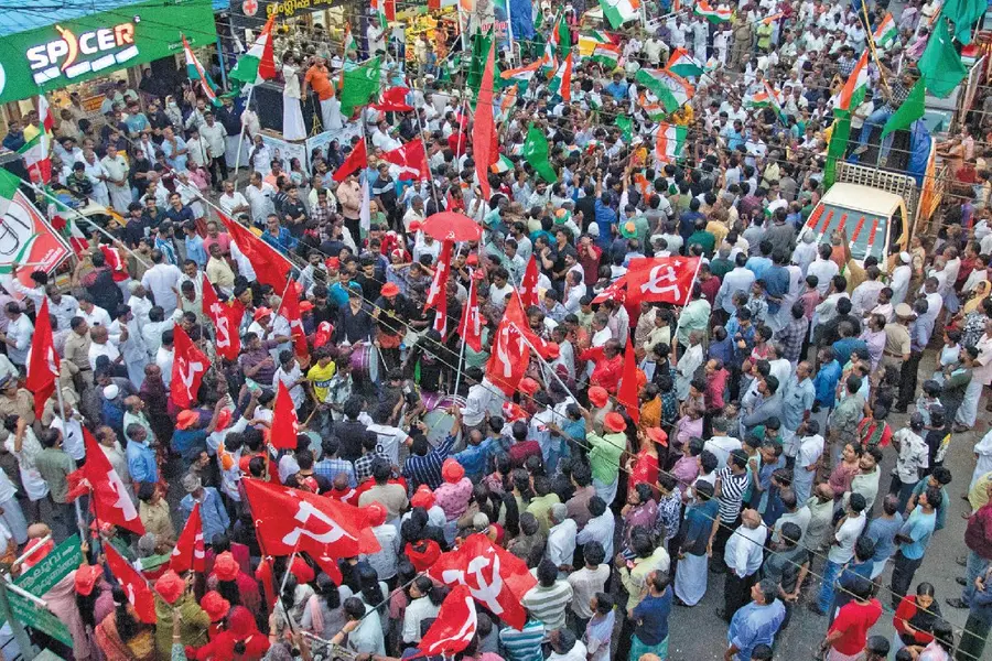 ആഘോഷമായി കൊട്ടിക്കലാശം, വോട്ടപ്പാച്ചിലിന് തിരശ്ശീല വീണു, ഇന്ന് നിശബ്ദ പ്രചാരണം