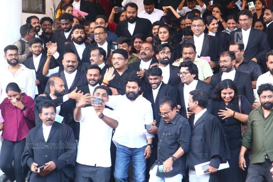 https://img.mathrubhumi.com/view/acePublic/alias/contentid/1np38zr9ryucu99t0nk/0/dileep-jpg.jpg?w=900