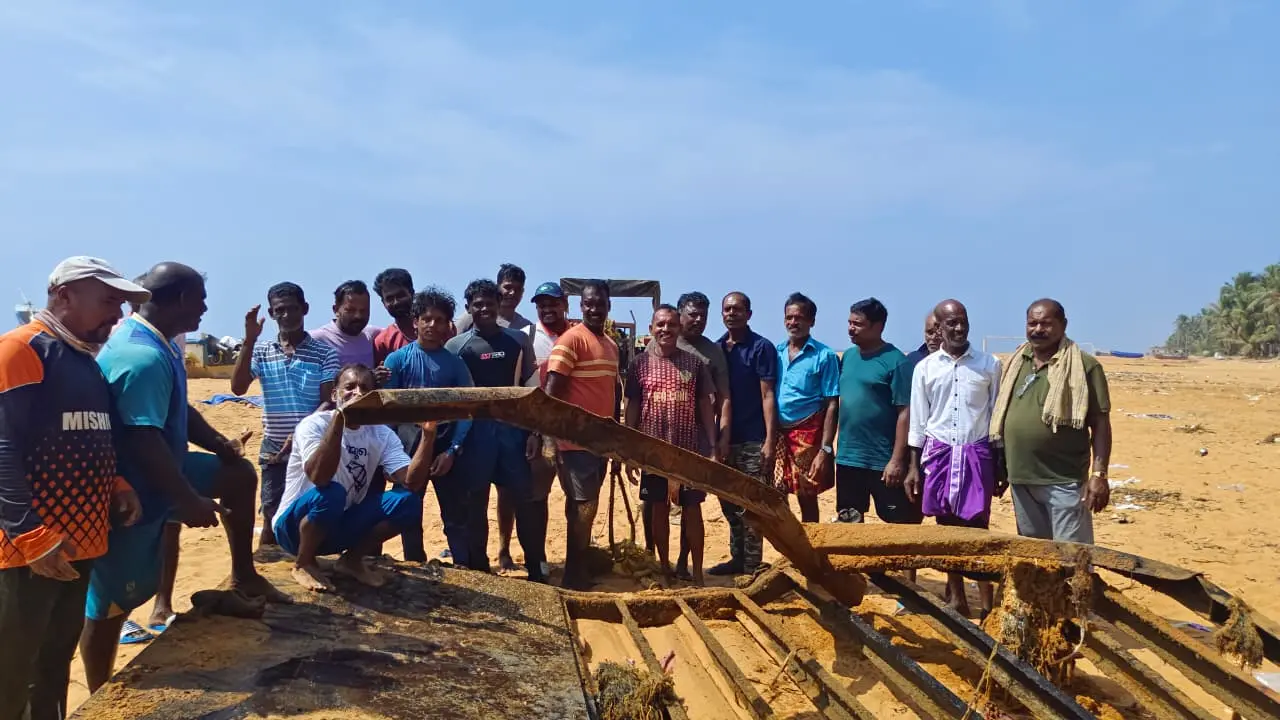 കണ്ടെയ്‌നർ തൊഴിലാളികൾ കടലിൽ നിന്ന് കെട്ടിവലിച്ച് കരയിലെത്തിച്ചപ്പോൾ | ഫോട്ടോ: അറേഞ്ച്ഡ്