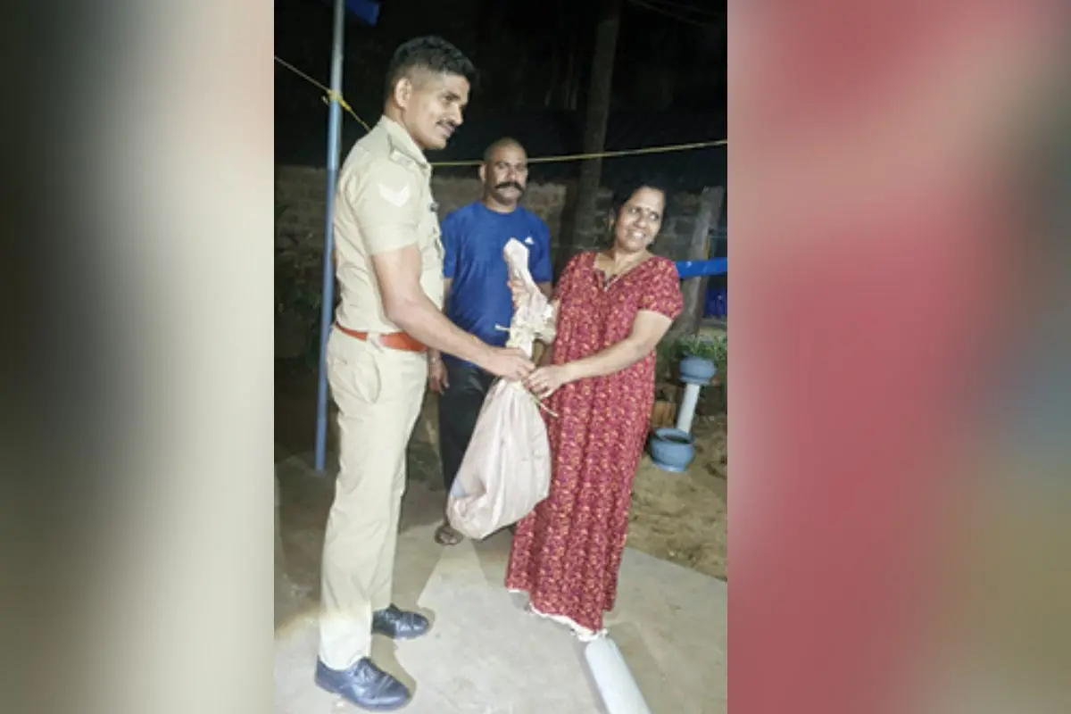 സാഹസികമായി പിടിച്ച പെരുമ്പാമ്പിനെ ദിവ്യാ പ്രകാശൻ വനംവകുപ്പ് അധികൃതരെ ഏൽപ്പിക്കുന്നു