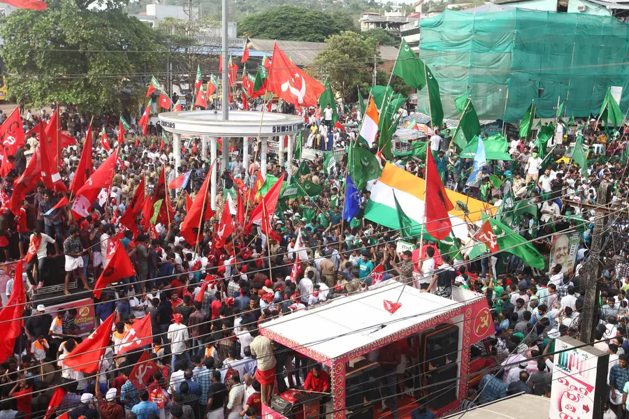 ഭരണവിരുദ്ധ വികാരമുണ്ടോ?; കണ്ണൂരിൽ ശ്വാസമടക്കിപ്പിടിച്ച് മുന്നണികൾ, വാഗ്ദാനങ്ങളുടെ പെരുമഴ