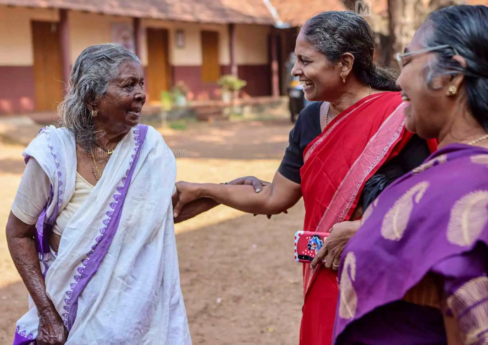 തദ്ദേശ സ്ഥാപനങ്ങളിലേക്കുള്ള ആദ്യഘട്ട തിരഞ്ഞെടുപ്പിനായി ഭരണിക്കാവ് ജെ എം എച്ച് എസിലെ ബൂത്തിലെത്തിയ ഭവാനിയമ്മയോട് സൗഹൃദം പങ്കിടുന്ന ജയ .ഏറെ നാളുകൾക്ക് ശേഷം ഇരുവരും ഇവിടെ കണ്ടുമുട്ടുകയായിരുന്നു |ഫോട്ടോ:സി.ആര്.ഗിരീഷ് കുമാര്