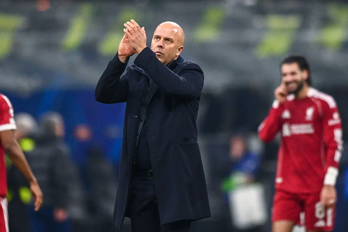 Head coach Arne Slot of Liverpool FC applauds for the fans during the UEFA Champions League 2025/26 League Phase | Photo: Alberto Gandolfo/BSR Agency/Getty Images