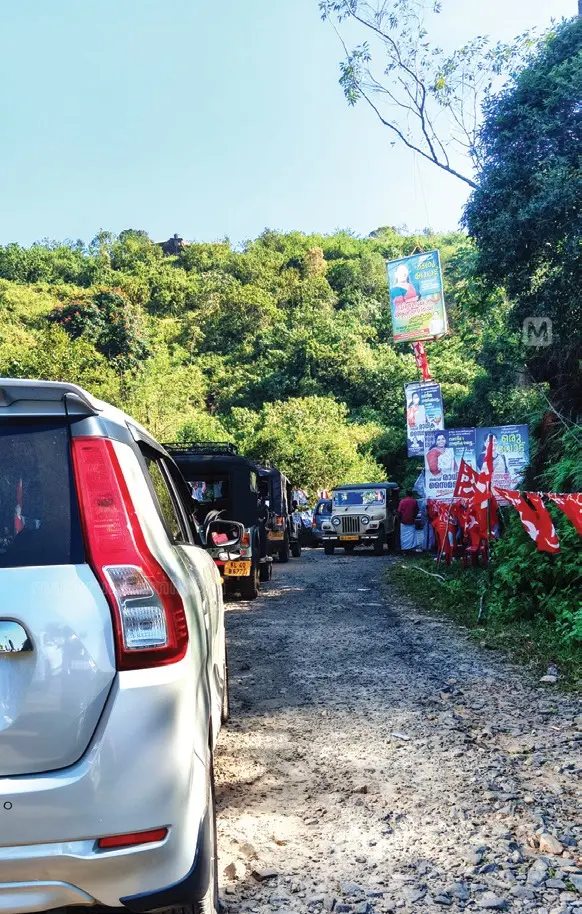 വോട്ടുചെയ്യാനായി ആളുകൾ എത്തിയതോടെ കോട്ടമലയിൽ ഉണ്ടായ വാഹനങ്ങളുടെ തിരക്ക്