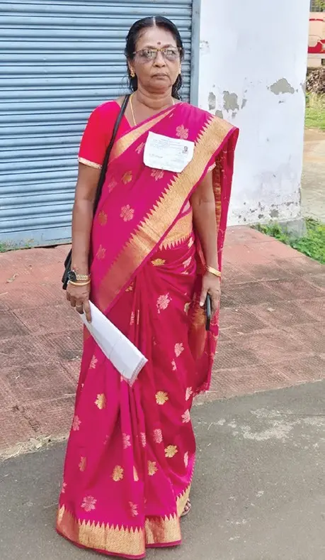 ജനജമ്മ ഡി. ദാമോദരൻ പോളിങ് സ്റ്റേഷന് മുന്നിൽ