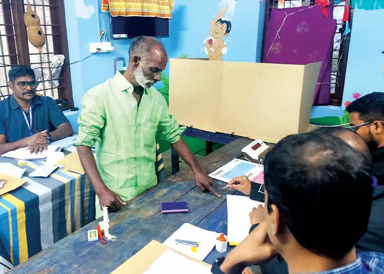 പച്ചക്കാനം എസ്റ്റേറ്റിലെ ജീവനക്കാരനായ സിൽവസ്റ്റർ വോട്ട് ചെയ്യുന്നു