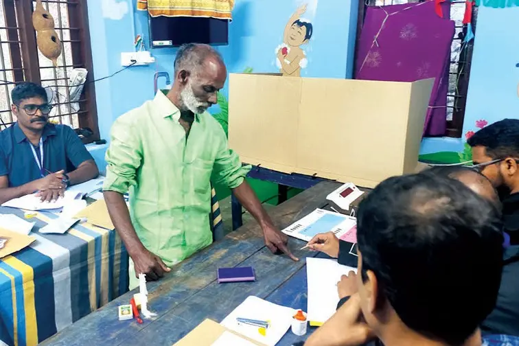 പോളിങ് ബൂത്തിൽ ഏഴ് ഉദ്യോഗസ്ഥർ; പച്ചക്കാനത്ത് വോട്ടുചെയ്തത് ഒരാൾമാത്രം