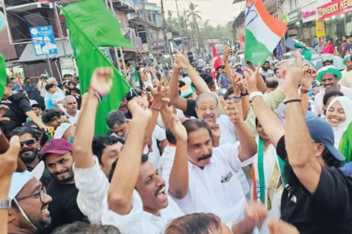 കണ്ണൂരിൽ തിരഞ്ഞെടുപ്പ് കൊട്ടിക്കലാശത്തിനിടയിൽ ആവേശച്ചുവടുകൾ വെച്ച് ഡിസിസി പ്രസിഡന്റ മാർട്ടിൻ ജോർജും കെ. സുധാകരൻ എംപിയും