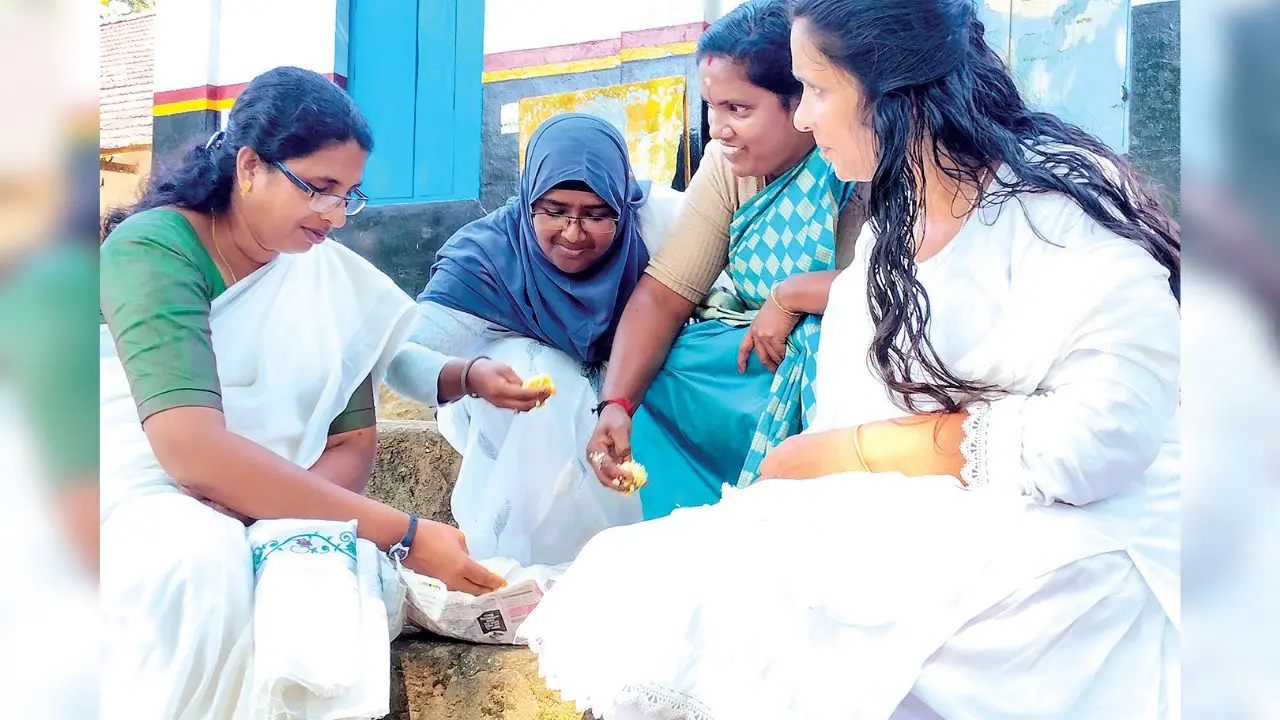 പത്തനംതിട്ട നഗരസഭയിലെ ശാരദാമഠം വാര്ഡില് വിവിധ മുന്നണികളുടെ സ്ഥാനാര്ഥികളായ രജനി മത്തായി (എല്ഡിഎഫ്), ഡോ. ഫൗസീന തക്ബീര് (സ്വതന്ത്ര), കെ. സ്വപ്ന (എൻഡിഎ), ജോയമ്മ സൈമൺ (യുഡിഎഫ്) എന്നിവര് ഒരു പൊതിച്ചോറില്നിന്ന് കഴിക്കുന്നു | ചിത്രം: എം.ആര്. സിജു, മാതൃഭൂമി.