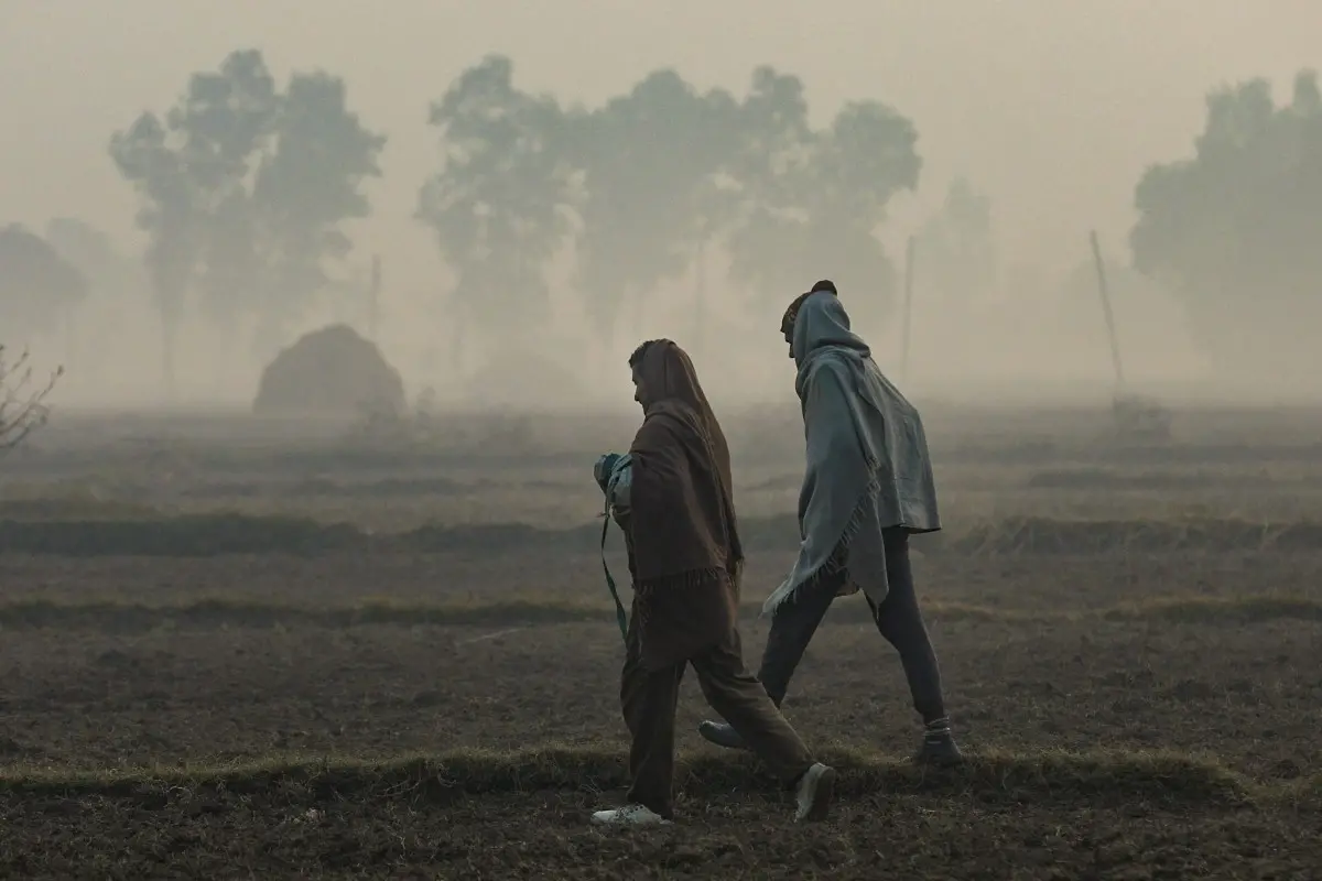 File photo- Villagers walk through a field on a cold winter morning | PTI