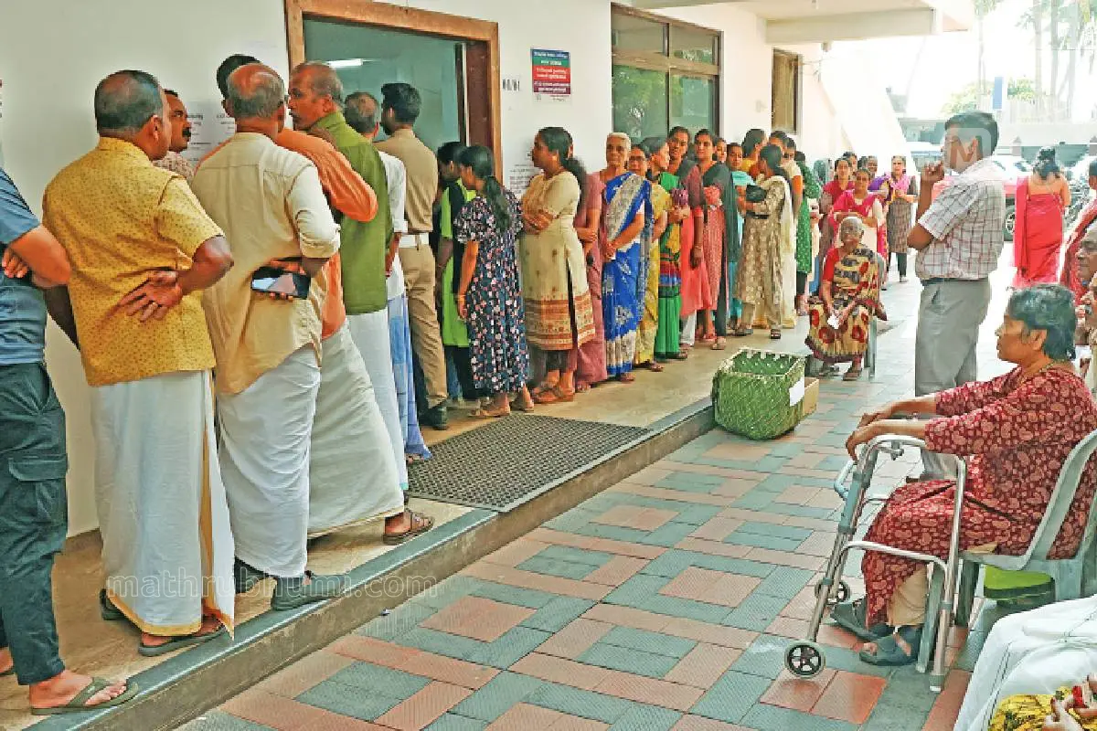 വഖഫ് ബേര്ഡ് ഭൂമിപ്രശ്നം നിലനില്ക്കുന്ന മുനമ്പത്തെ വേളാങ്കണ്ണി മാതാ പള്ളി പാരിഷ് ഹാളിലെ പോളിങ് ബൂത്തില് വോട്ട് ചെയ്യാനെത്തിയവരുടെ തിരക്ക്.|Photo: Mathrubhumi