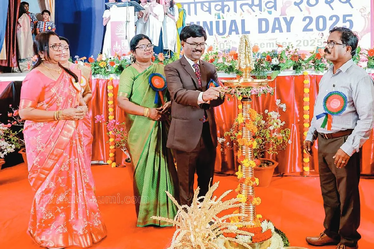 പിഎംശ്രീ കേന്ദ്രീയവിദ്യാലയ പോര്ട്ട് ട്രസ്റ്റ് നമ്പര് ത്രീയുടെ വാര്ഷികാഘോഷത്തിന് തുടക്കംകുറിച്ച് മുഖ്യാതിഥി പോര്ട്ട് അതോറിറ്റി ചെയര്പേഴ്സൺ ബി. കാശിവിശ്വനാഥൻ ഭദ്രദീപം തെളിക്കുന്നു