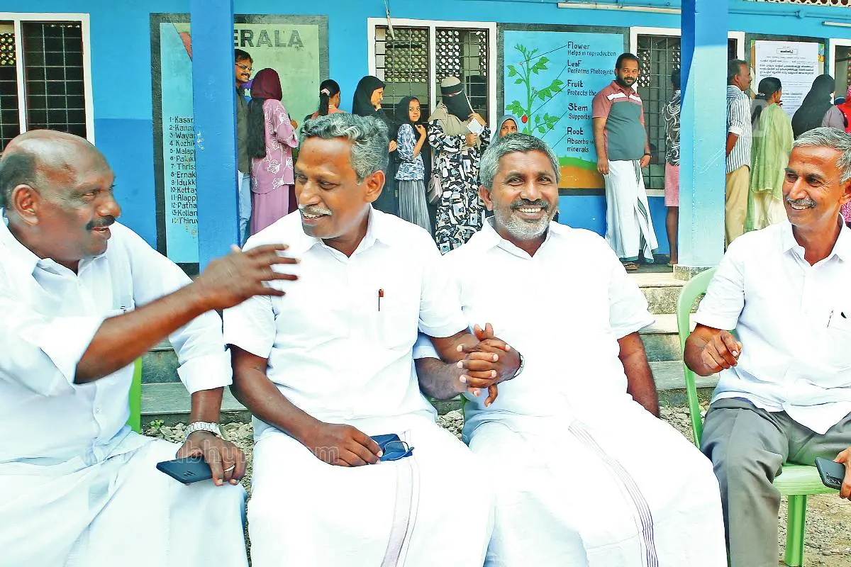 ആലുവ ചാലയ്ക്കല് ദാറുസ്സലാം എല്പി സ്കൂളിലെ പോളിങ് ബൂത്തിനുമുൻപില് ഒരുമിച്ചിരുന്നു സംസാരിക്കുന്ന സുഹൃത്തുക്കൾ കൂടിയായ സ്ഥാനാര്ഥികളായ അബ്ദുല്ഖാദര് (എല്ഡിഎഫ്), അബ്ദുല്സലാം (യുഡിഎഫ്), കെ എ അബ്ബാസ് (എസ്ഡിപിഐ), വി എ ഇബ്രാഹിംകുട്ടി (വെല്ഫെയര് പാര്ട്ടി) എന്നിവര്